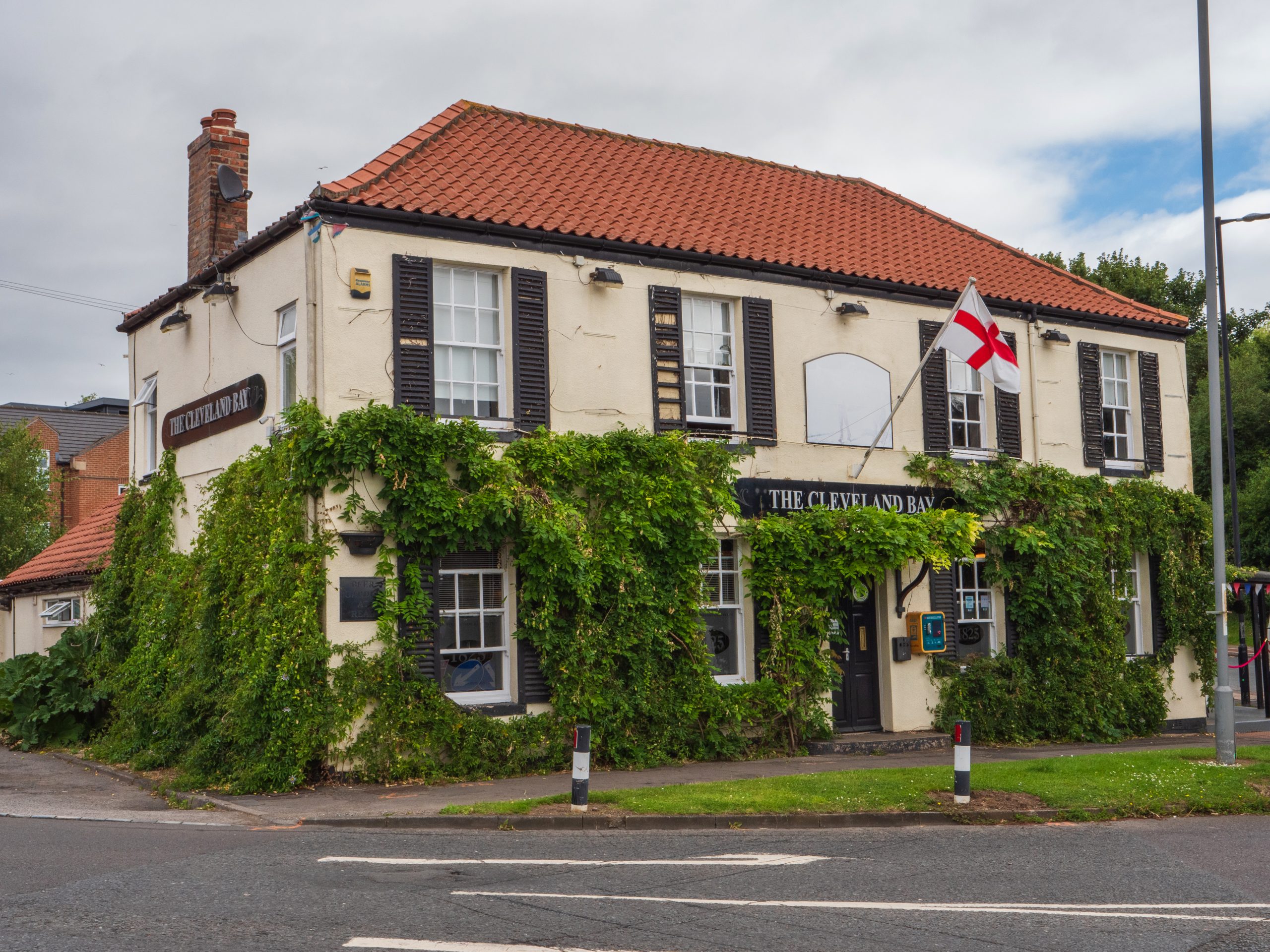 Z D20(i) Fighting Cocks - station and level crossing. Possibly D20. (copyright unknown)